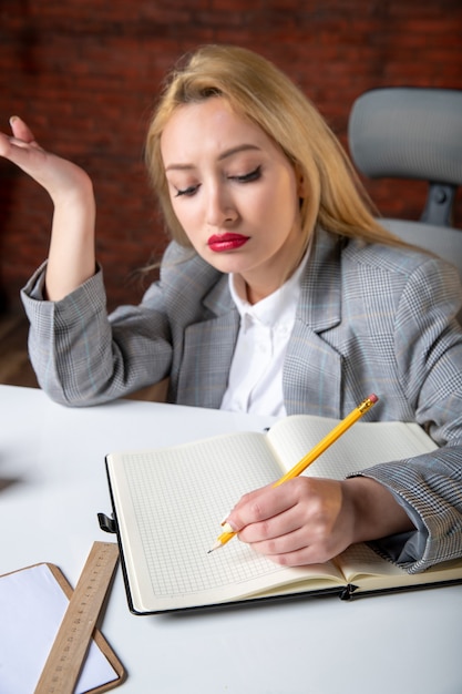 Vue rapprochée femme ingénieur assis derrière son lieu de travail