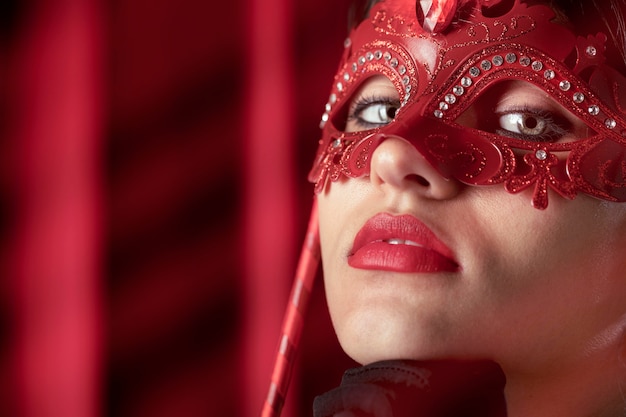 Photo gratuite vue rapprochée d'une femme mystérieuse avec masque de carnaval