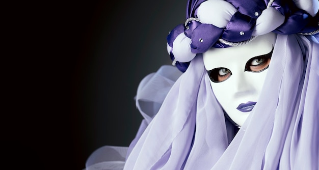 Vue rapprochée d'une femme mystérieuse avec masque de carnaval