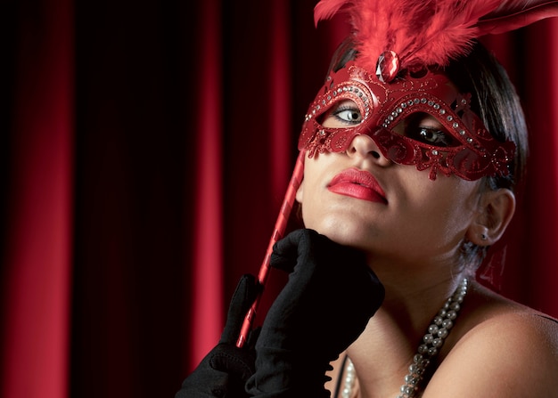 Vue rapprochée d'une femme mystérieuse avec masque de carnaval