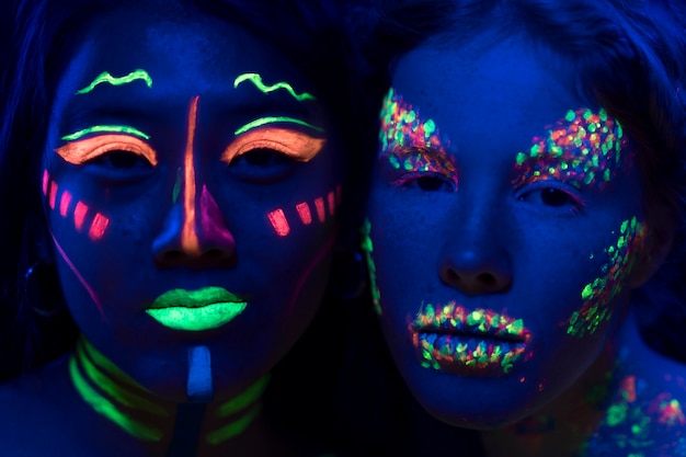 Photo gratuite vue rapprochée des femmes avec du maquillage fluorescent