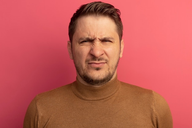 Vue rapprochée de froncer les sourcils jeune bel homme blond