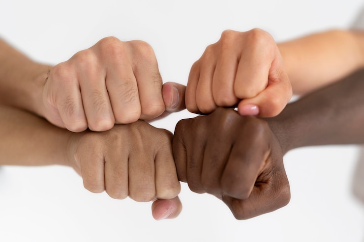 Photo gratuit vue rapprochée des gens se connectant à travers les mains