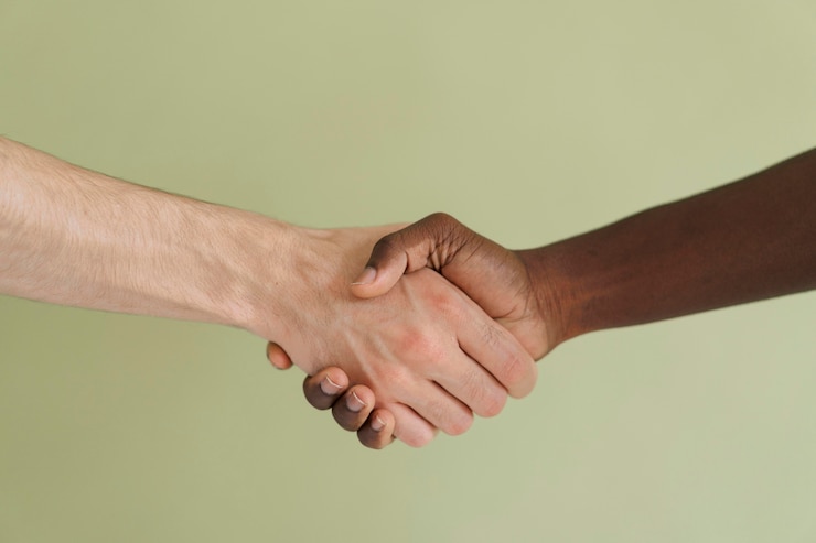 Photo gratuit vue rapprochée des gens se connectant à travers les mains