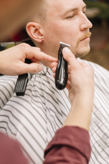 Vue rapprochée de l'homme au salon de coiffure