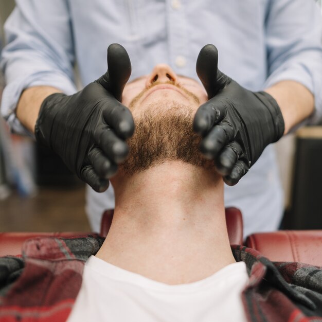 Vue rapprochée de l'homme au salon de coiffure