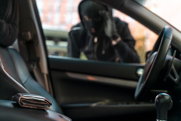 Vue rapprochée d'un homme essayant d'entrer dans une voiture