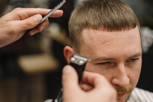 Vue rapprochée de l'homme obtenant une coupe de cheveux