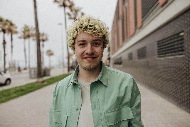 Vue rapprochée d'un homme séduisant sourire à la caméra