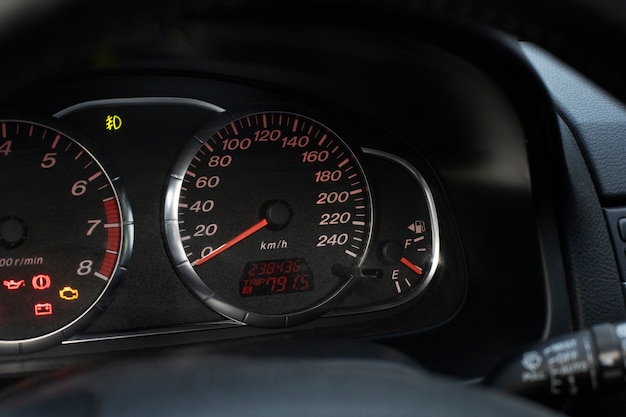 Vue rapprochée de l'indicateur de niveau de carburant dans le véhicule