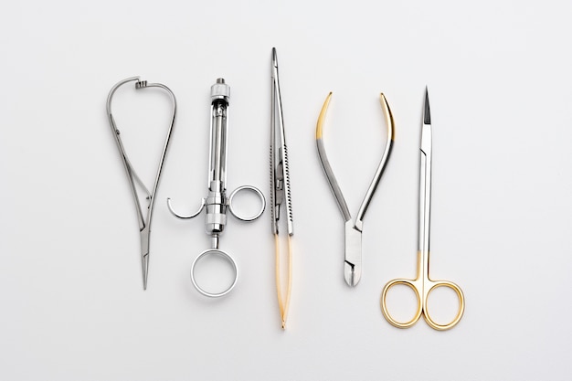 Vue rapprochée des instruments dentaires
