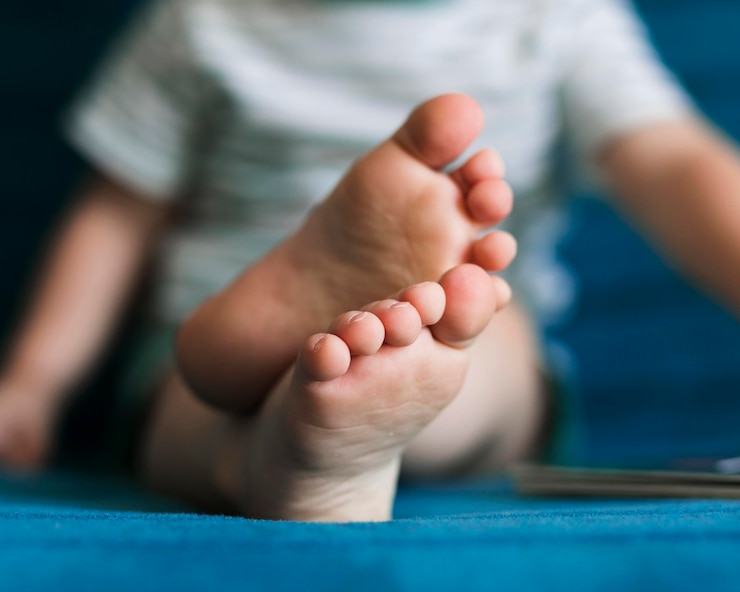 Photo gratuit vue rapprochée des jambes de bébé mignon