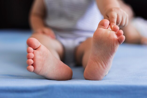 Vue rapprochée des jambes de bébé mignon