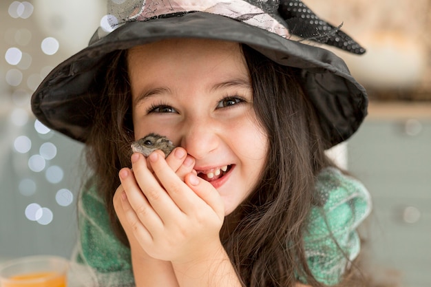 Vue rapprochée de la jolie petite fille tenant un hamster