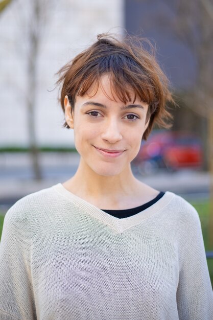 Vue rapprochée de la joyeuse jeune femme dans la rue