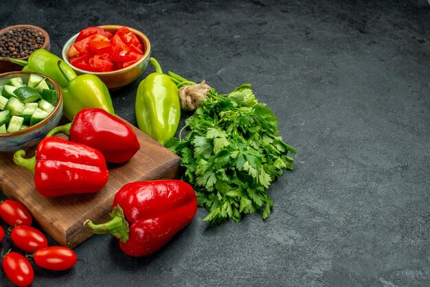 Vue rapprochée latérale du support de plaque avec des légumes sur fond gris foncé