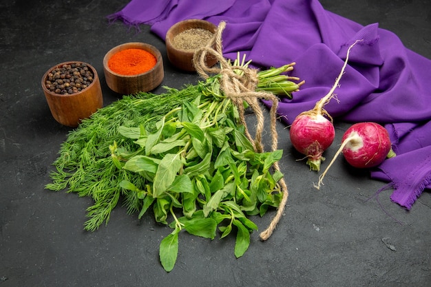 Vue rapprochée latérale épices herbes trois bols d'épices poivre noir radis herbes