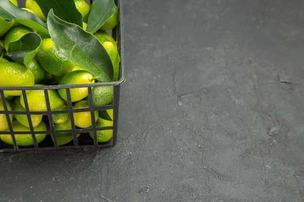 Vue Rapprochée Latérale Des Fruits Panier Sombre De Fruits Avec Des Feuilles Sur La Table Sombre