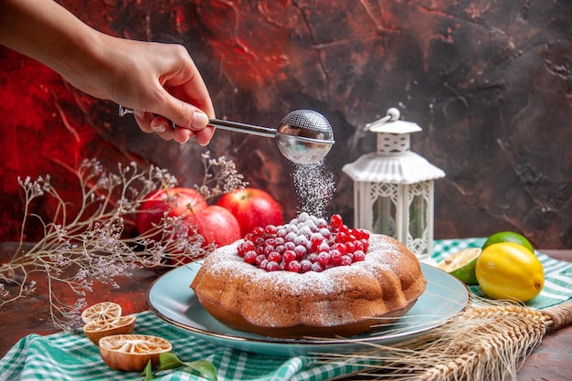 Vue rapprochée latérale un gâteau aux agrumes un gâteau aux baies pommes cuillère à la main