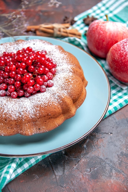 Vue rapprochée latérale d'un gâteau un gâteau aux pommes de groseilles rouges sur la nappe anis étoilé à la cannelle