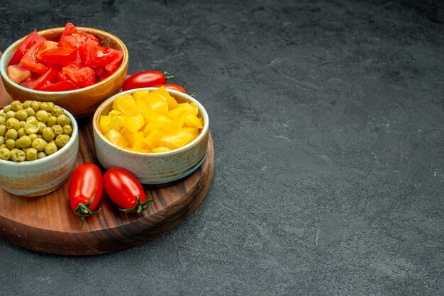 Vue rapprochée latérale des légumes sur le support de la plaque sur fond gris foncé