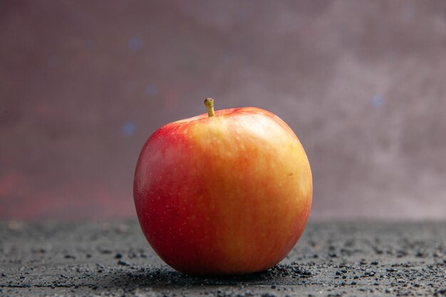 Vue rapprochée latérale pomme pomme jaune-rougeâtre sur une table grise