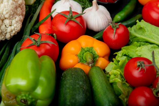 Vue rapprochée de légumes comme l'ail de laitue tomate poivron et autres