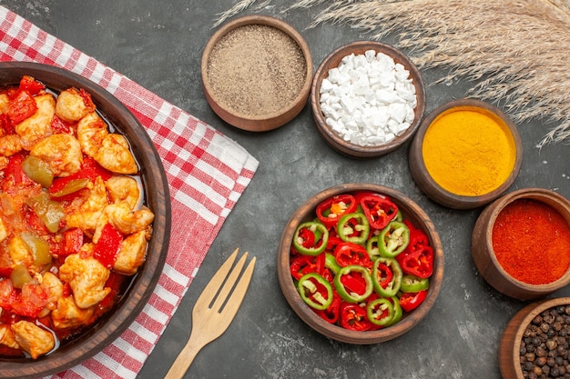 Vue rapprochée des légumes frais pour la préparation du dîner sur la table