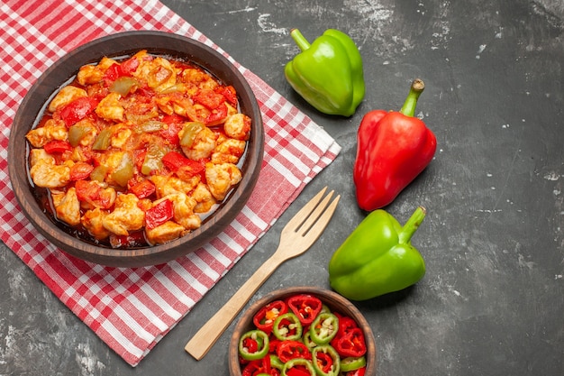 Vue rapprochée des légumes frais pour la préparation du dîner sur la table