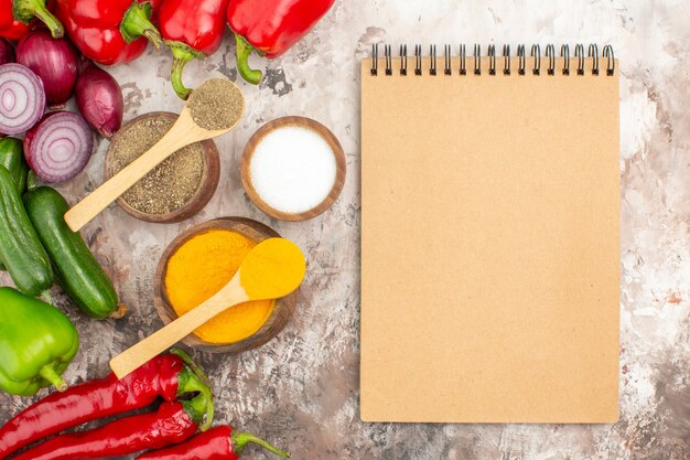 Vue rapprochée des légumes frais pour la préparation du dîner sur la table