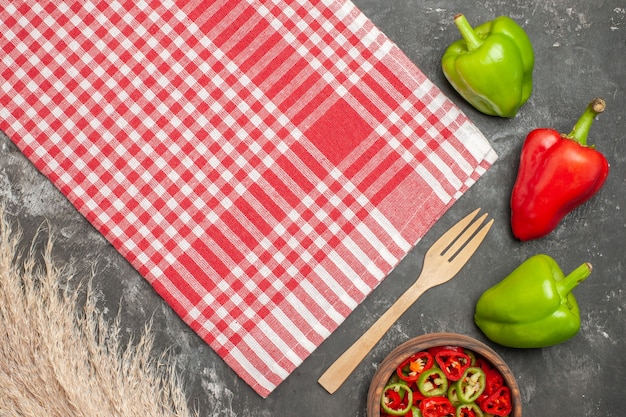 Photo gratuite vue rapprochée des légumes frais pour la préparation du dîner sur la table