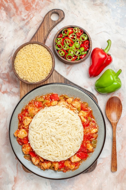 Vue rapprochée des légumes frais pour la préparation du dîner sur la table