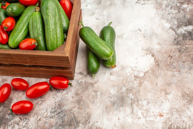 Vue rapprochée des légumes frais pour la préparation du dîner sur la table