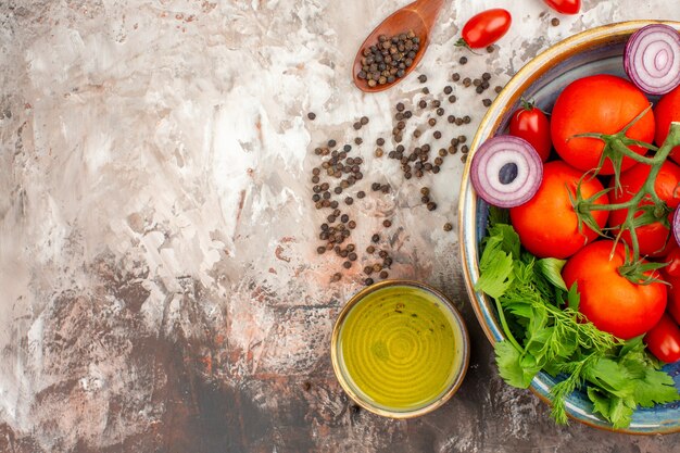 Vue rapprochée des légumes frais pour la préparation du dîner sur la table