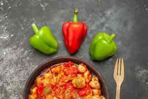 Photo gratuite vue rapprochée des légumes frais pour la préparation du dîner sur la table