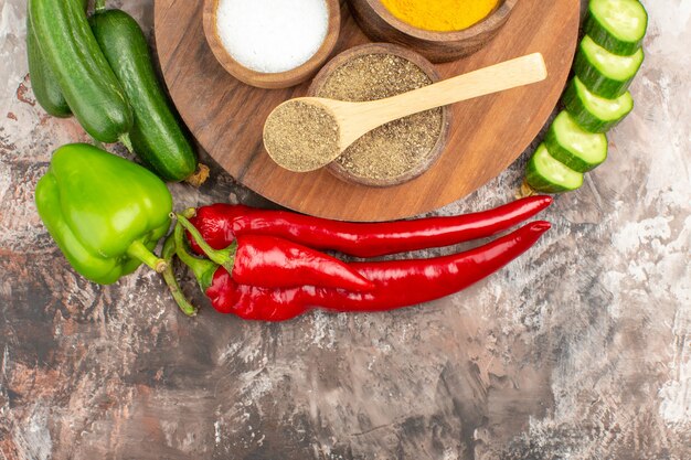 Photo gratuite vue rapprochée des légumes frais pour la préparation du dîner sur la table