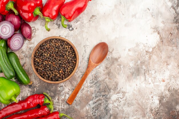 Vue rapprochée des légumes frais pour la préparation du dîner sur la table