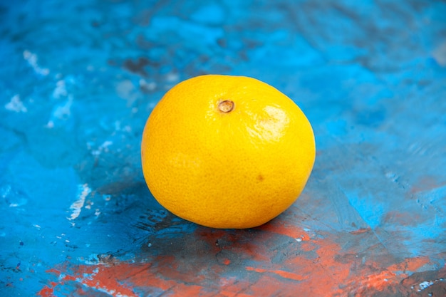 Vue rapprochée de la mandarine fraîche sur la table bleue