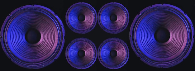 Photo gratuite vue rapprochée de la membrane des haut-parleurs sur fond noir avec éclairage coloré