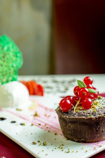 Vue rapprochée de muffin au chocolat avec groseille fraîche rouge