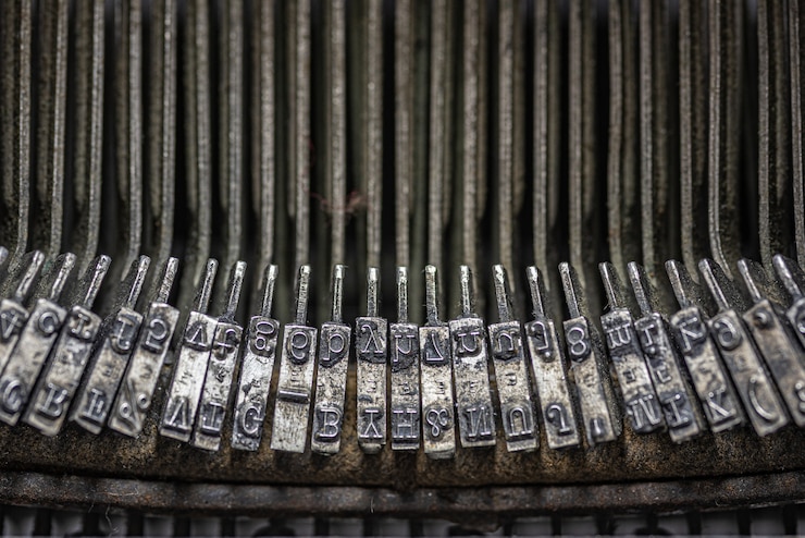 Photo gratuit vue rapprochée en niveaux de gris des touches intérieures d'une machine à écrire vintage