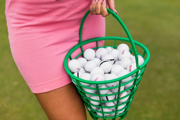 Photo gratuite vue rapprochée d'un panier de golf