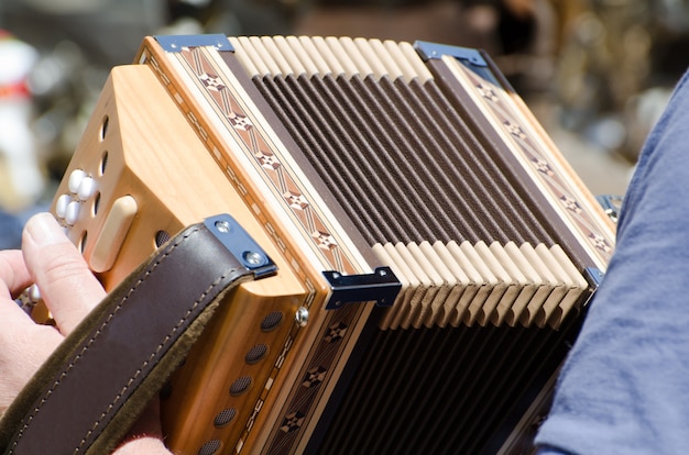 Vue rapprochée d'une personne tenant et jouant de l'accordéon