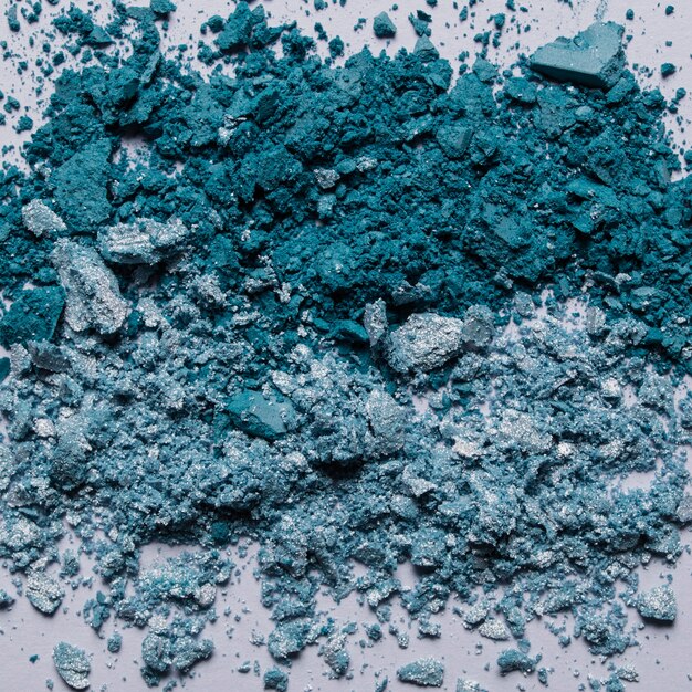 Vue rapprochée de la poudre de maquillage bleue