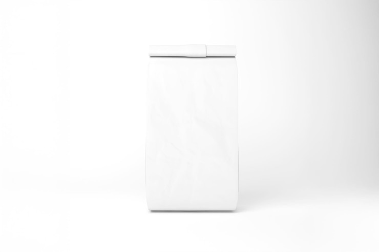 Photo gratuit vue rapprochée d'un sac en papier blanc isolé sur une surface blanche