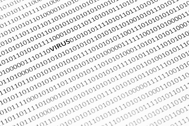 Vue rapprochée d'une surface blanche avec un virus et des uns et des zéros écrits dessus