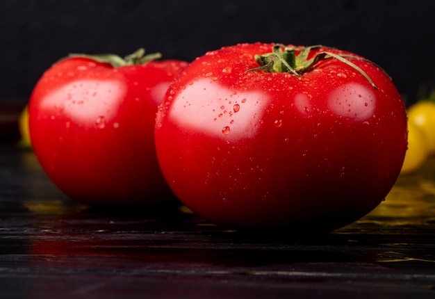 Vue rapprochée de tomates sur une surface en bois