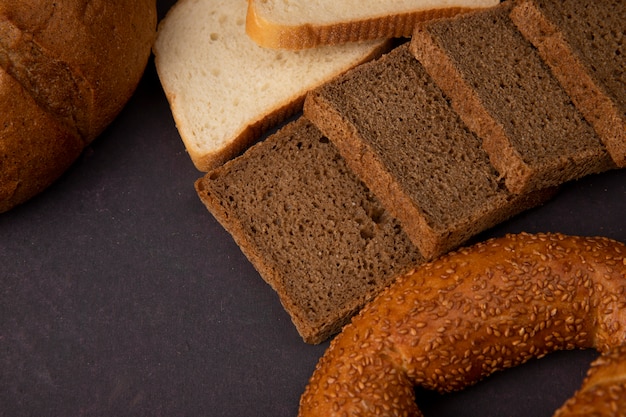 Vue Rapprochée De Tranches De Pain De Seigle Avec Des Tranches De Pain Blanc Cob Et Bagel Sur Fond Marron Avec Copie Espace