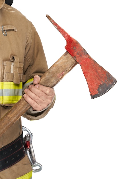 Photo gratuite vue recadrée d'un pompier masculin anonyme en uniforme tenant fermement la hache rouge vue rapprochée de minable