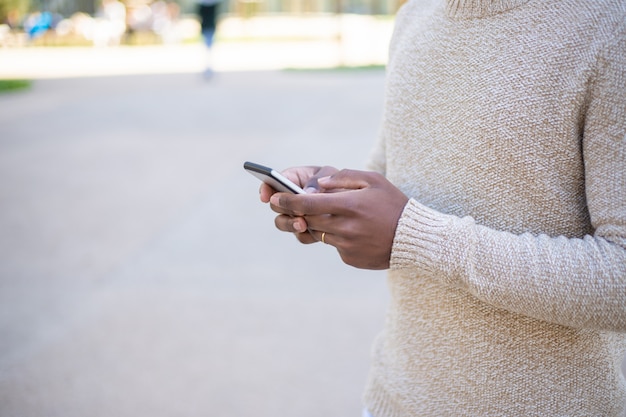 Vue recadrée de textos femme sur smartphone